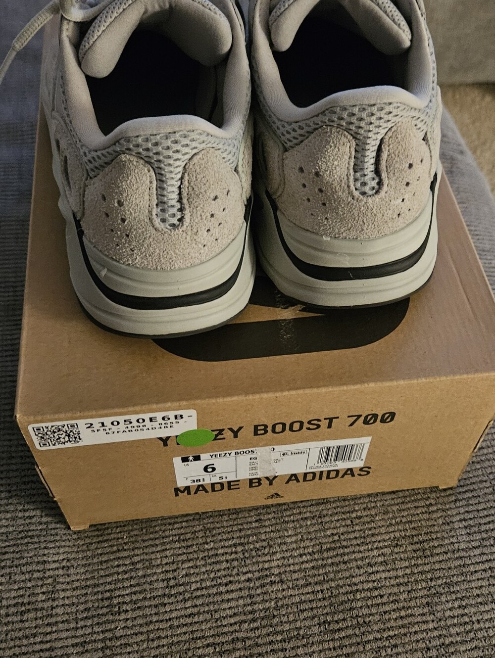 Yeezy Boost 700 - Picture 4 of 7